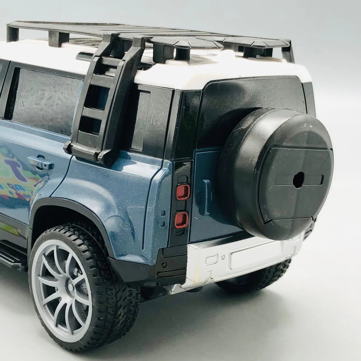 1:16 Scale Off-Road RC SUV Defender - Rechargeable Remote Control Jeep Toy